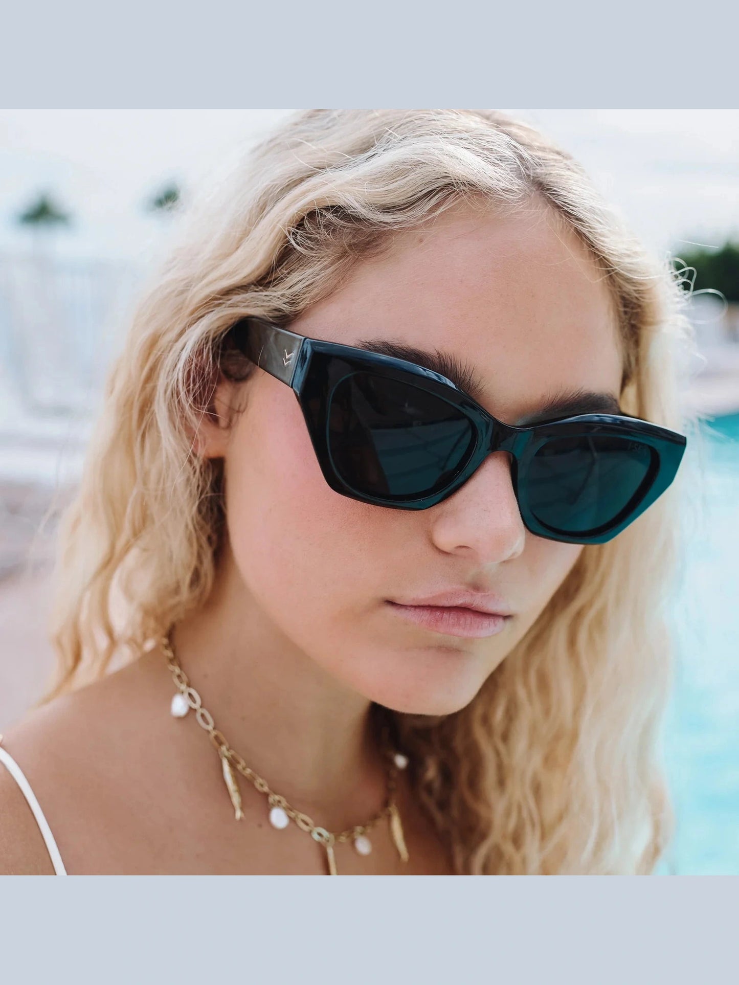 ISEA AVERY BLACK / SMOKE