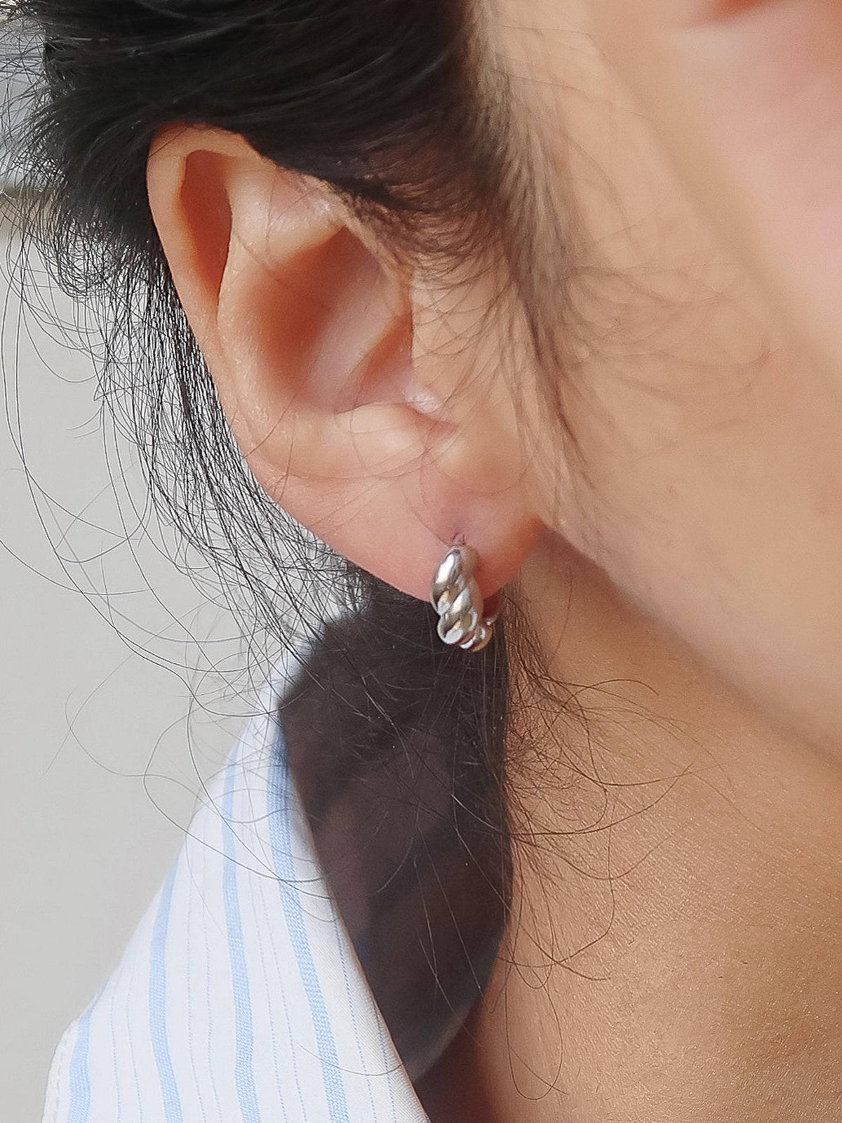 Brea 18K Gold Non-Tarnish Twisted Hoop Earrings: Silver