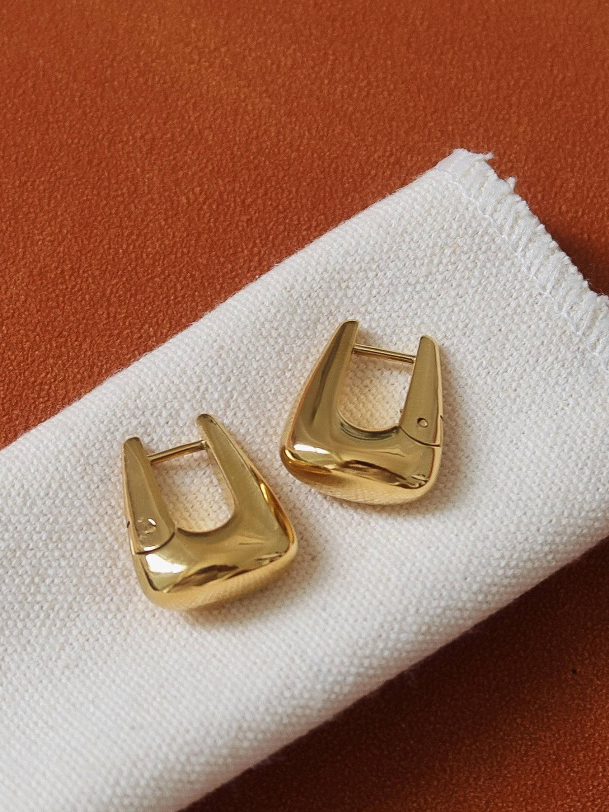 Cadance 18K Gold Non-Tarnish Geometric Hoop Earrings: Silver