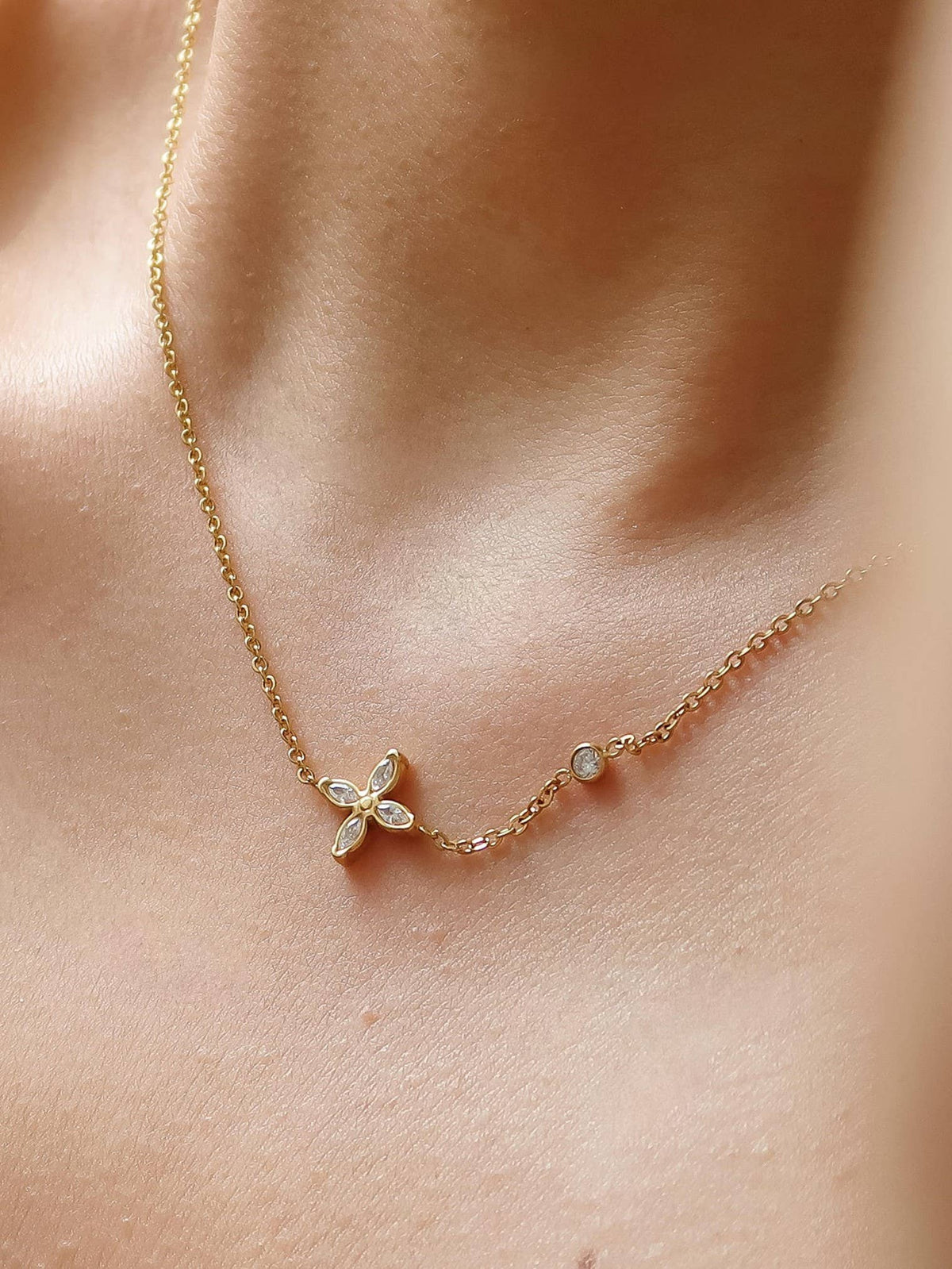 Clyra 18K Gold Non-Tarnish Dainty Flower Pendant Necklace: Yellow Gold