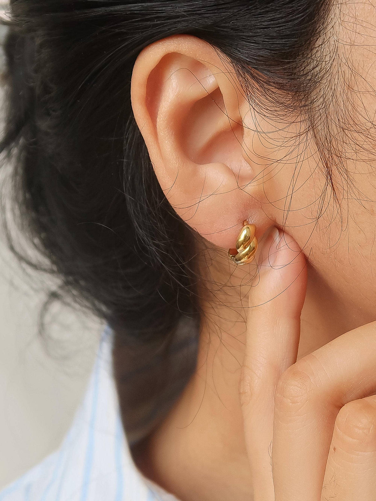 Brea 18K Gold Non-Tarnish Twisted Hoop Earrings: Yellow Gold